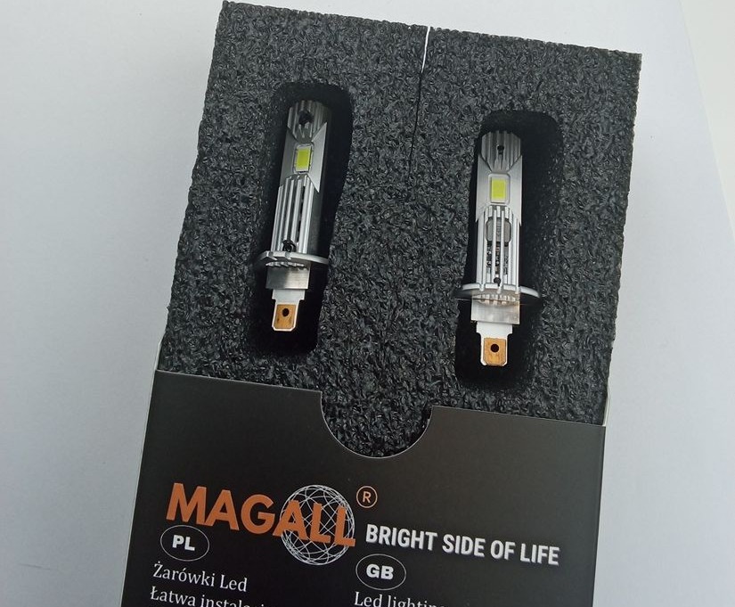 Informacje montażowe  Montaż jest typu Plug & Play i nie wymaga modyfikacji reflektora:  Zdemontuj starą żarówkę halogenową.  Włóż żarówkę LED MAGALL ONE TO ONE w gniazdo.  Podłącz wtyczkę zasilania i zamknij reflektor.  Zalecamy montaż wyłącznie w reflektorach przeznaczonych do żarówek H1.