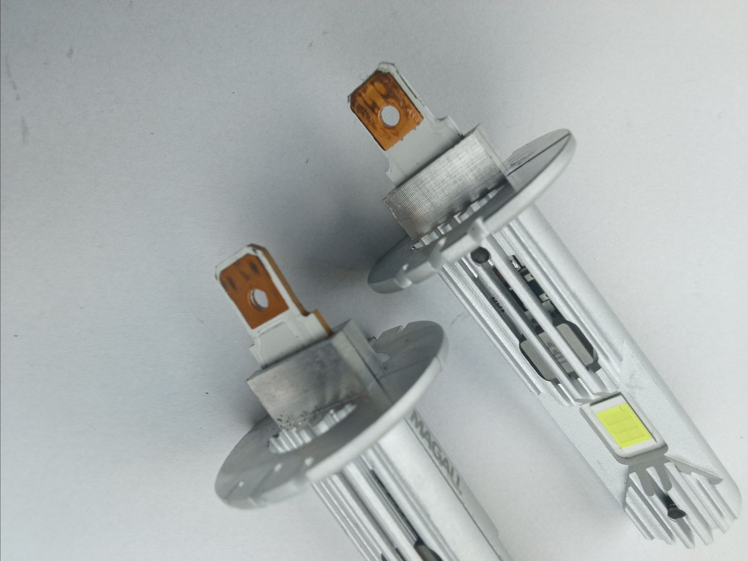 Informacje montażowe  Montaż jest typu Plug & Play i nie wymaga modyfikacji reflektora:  Zdemontuj starą żarówkę halogenową.  Włóż żarówkę LED MAGALL ONE TO ONE w gniazdo.  Podłącz wtyczkę zasilania i zamknij reflektor.  Zalecamy montaż wyłącznie w reflektorach przeznaczonych do żarówek H1.