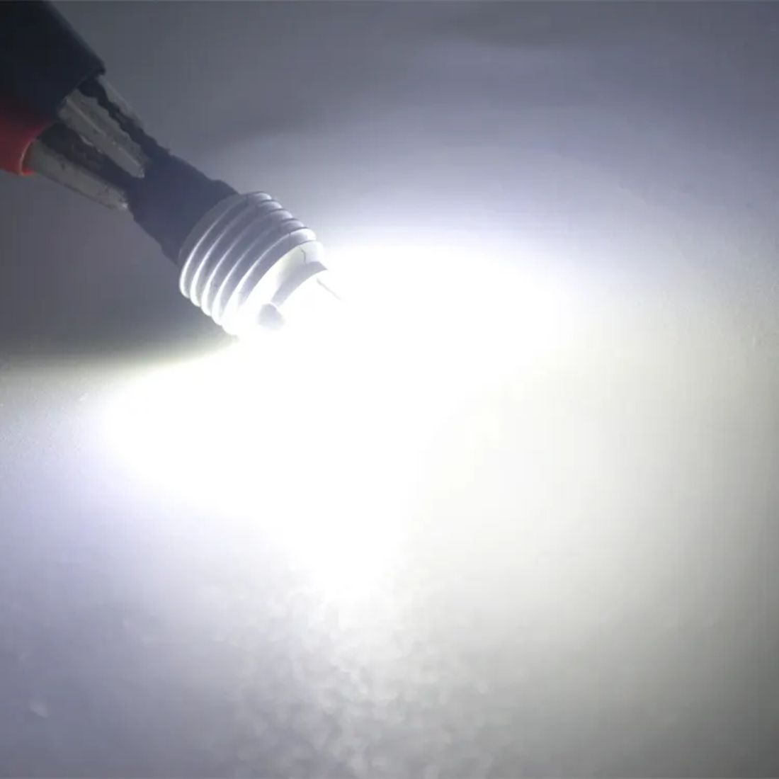 Żarówka LED W16W pracuje stabilnie w instalacji 12V.