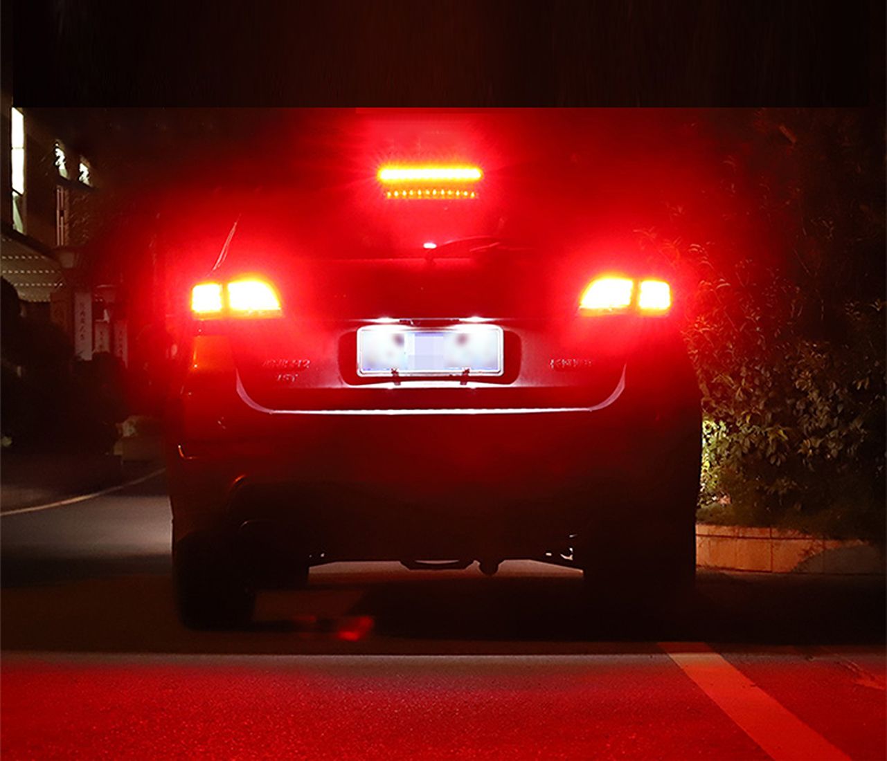 Żarówki LED W21W T20 7440 czerwone emitują intensywne światło STOP i są wyposażone w wentylator.